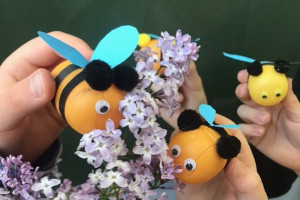 dłonie zabawki pszczoły