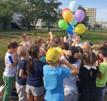 dzieci kolorowe baloniki