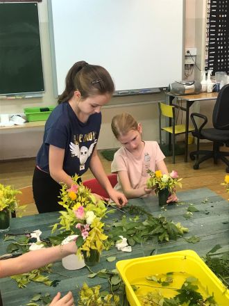 dziewczynki stół układanie bukietów z kwiatów