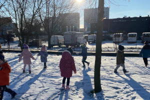 dzieci zabawa śnieg