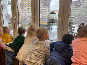 dzieci okno karmnik
