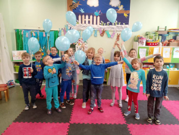 dzieci sala lekcyjna uśmiech niebieskie baloniki