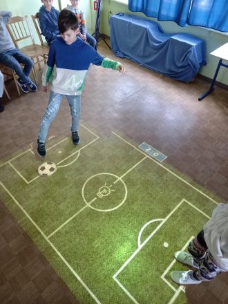 dzieci podłoga projekcja boisko do piłki nożnej