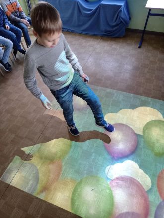 chłopiec podłoga projekcja kolorowe balony