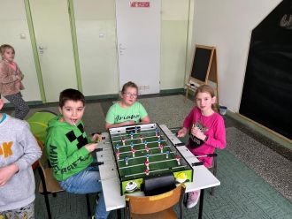 dzieci zabawa piłkarzyki stołowe gra